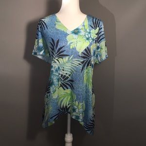 Flowered shark bite v-neck short sleeve top
